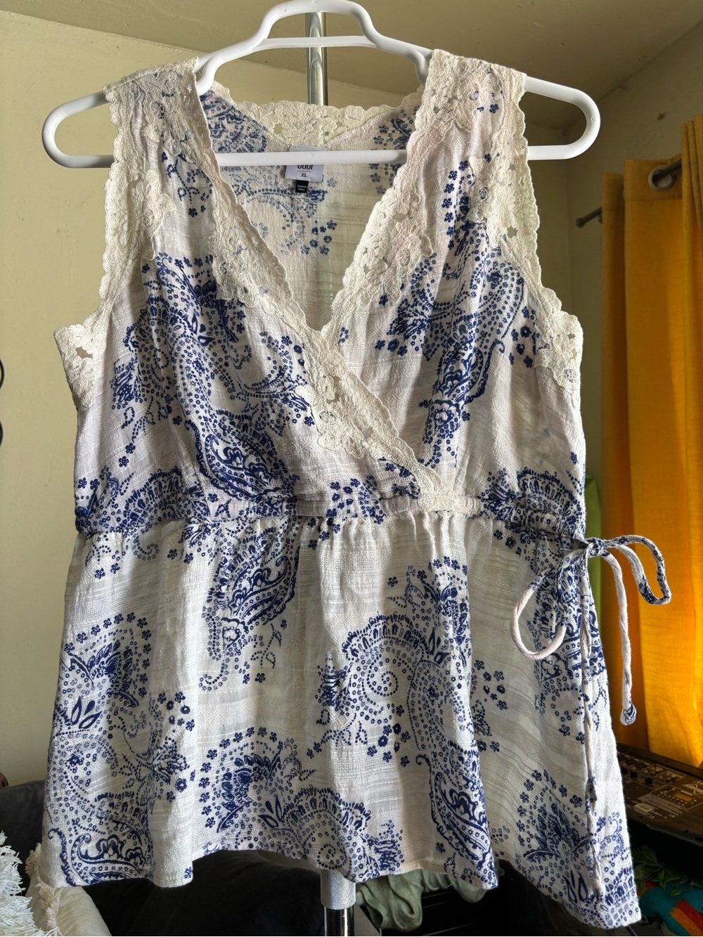 cabi Sleeveless White Blue Paisley Embroidered Lace Trim Top Size XL